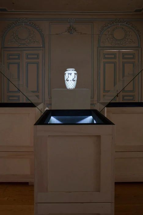 Glithero exhibits artefacts as illusions for Fantoom exhibition Illusion Decor, Ghostly Apparitions, Antique Objects, Museum Design, Museum Exhibition Design, Interactive Museum, Interactive Exhibition, Environmental Graphic Design, Museum Displays