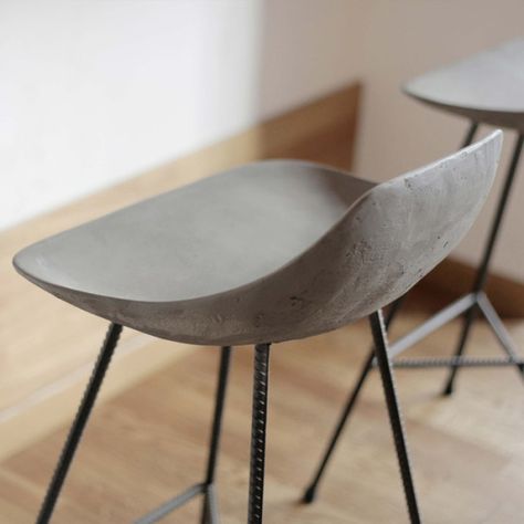 A day in the land of nobody Bar Chairs Design, Chaise Haute Bar, Concrete Bar, Concrete Stool, Counter Chair, Concrete Counter, Concrete Furniture, Concrete Crafts, Counter Chairs