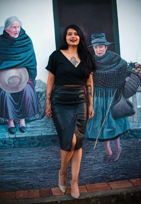 Black Outfit - Rocker Chic Style  #rockerchicfashionstyle #rockerstyle #tibasosa #boyaca #blackoutfit #fauxleatherskirtoutfit #pencilskirtoutfit #rockerchicstyle #colombia #colombiatravel #outfit Faux Leather Skirt Outfit, Boho Rocker Chic, Curvy Style Outfits, Rocker Chic Style, Moda Pinup, Estilo Pin Up, Pencil Skirt Outfits, Hipster Outfits, Rocker Style