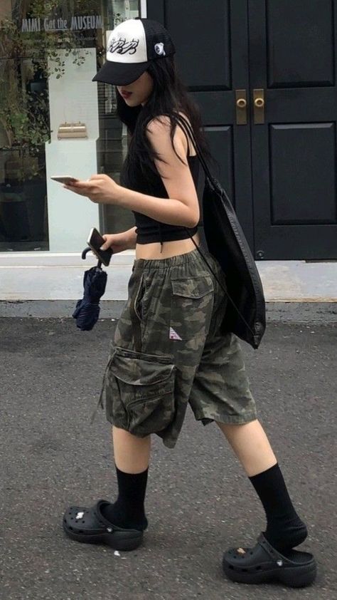 Street Tomboy Style, Streetwear Tomboy Outfits, Emo Hiking Outfit, Tomboy Core Aesthetic, Masc Techwear Outfits, Tomboy Goth Aesthetic, Alternative Tomboy Outfits, Stem Clothing Style, Japanese Tomboy Outfits