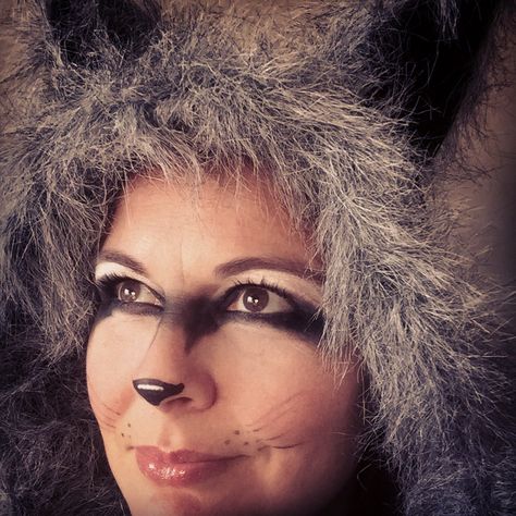 Raccoon makeup Raccoon Face Makeup, Racoon Makeup Halloween, Racoon Halloween Costume, Raccoon Makeup Halloween, Eye Makeup Emo, Evermore Makeup, Narnia Makeup, Raccoon Makeup, Dr Seuss Costumes