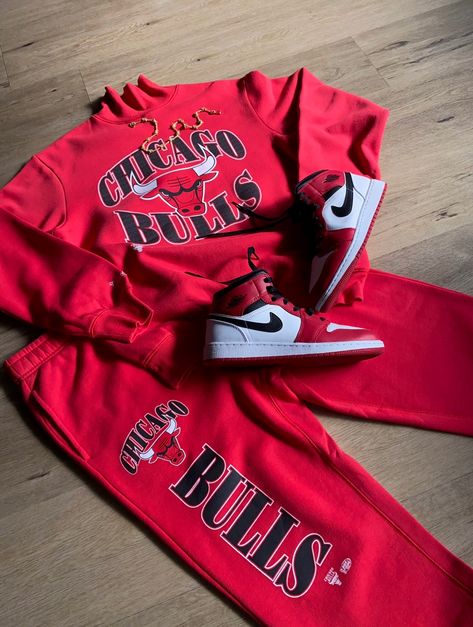 Chicago Bulls Outfit Woman Style, Hype Clothing Women, Chicago Bulls Outfit Woman, Jersey Over Hoodie Outfit, Jersey Over Hoodie, Chicago Bulls Ropa, Bulls Outfit, Chicago Bulls Outfit, High Fashion Streetwear