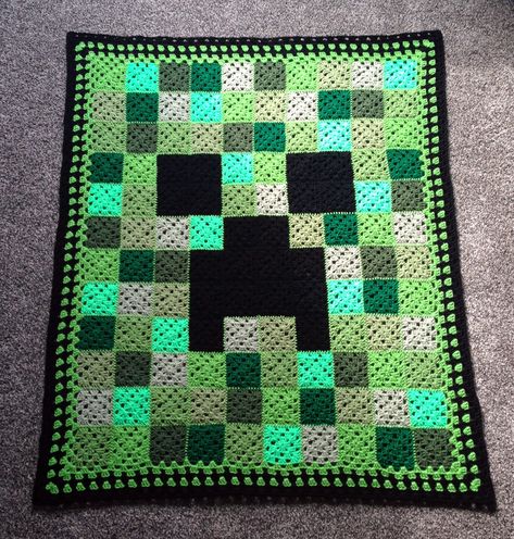 Crocheted Minecraft Creeper Afghan / Blanket for Byron Creeper Pattern, Minecraft Crochet Patterns, Minecraft Blanket, Minecraft Quilt, Minecraft Crochet, Creeper Minecraft, Pattern Printable, Pixel Crochet, C2c Crochet