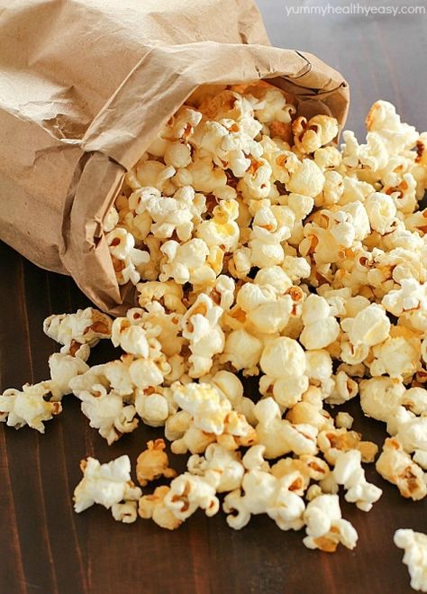 Homemade Kettle Corn that tastes like you bought it at the state fair AND it's totally easy to make! Only a few ingredients and a few minutes and you're enjoying kettle corn right at home! Homemade Kettle Corn, Flavored Popcorn Recipes, Kettle Corn Recipe, Puppy Chow Recipes, Snack Prep, Kettle Corn, Popcorn Recipes, Favorite Comfort Food, Fair Food Recipes