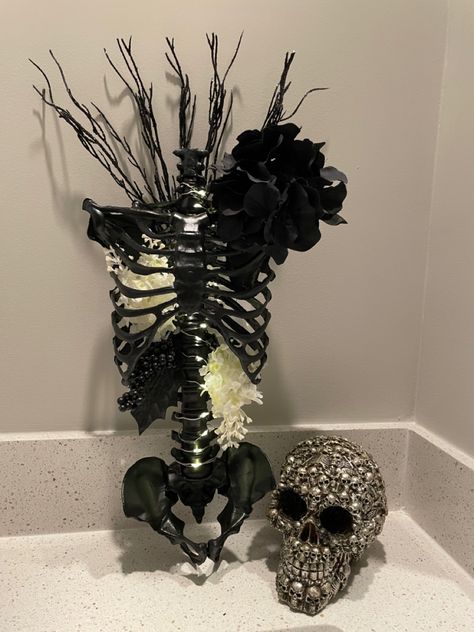 Black Skeleton Decor, Skeleton Torso With Flowers Diy, Skull Decorations, Skull Bedroom Decor Ideas, Skeleton Torso With Flowers, Goth Home Decor Diy, Diy Gothic Decor Crafts, Skull Crafts, Creepy Decor