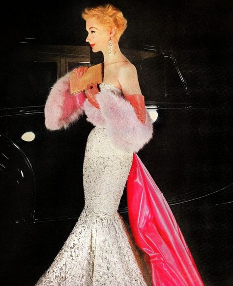 10 stunning vintage evening dresses: Eye-catching form-fitting bodycon styles from the 1950s and 1960s - 1960s Dresses Formal, Fashion Red Carpet, Vintage Evening Dresses, 1960s Dresses, Haute Couture Gowns, Red Carpet Gowns, Sixties Fashion, Stunning Gowns, Bodycon Fashion