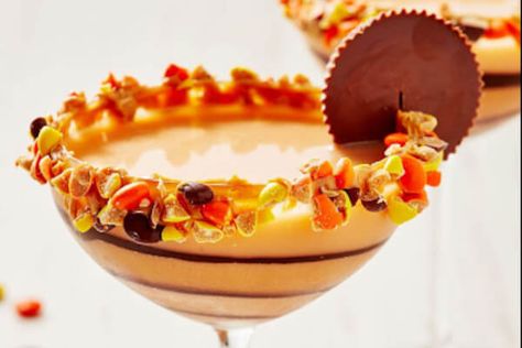 Peanut Butter Cup Cocktail, Peanut Butter Cups Recipe, Halloween Drinks Alcohol, Reese's Pieces, Halloween Tricks, Chocolate Liqueur, Infused Vodka, Foster Family, Peanut Butter Cup