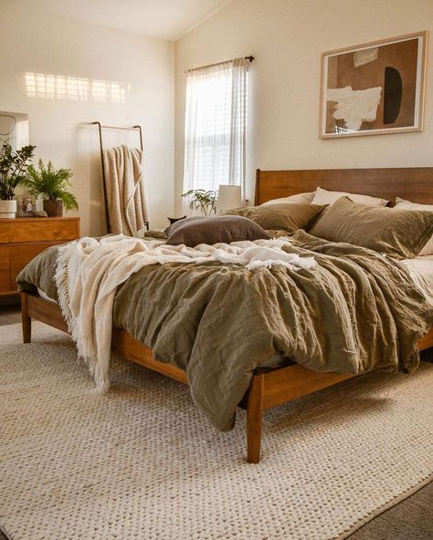 Scandinavian Apartment Bedroom, Colorado Aesthetic Living Room, Caramel Furniture Bedroom, Cute Apartment Bedrooms Cozy, Odd Corner In Bedroom, Earth Ton Bedding, Light Colored Wood Bedroom Furniture, Rust And Cream Bedding, Earthy Asethic Room