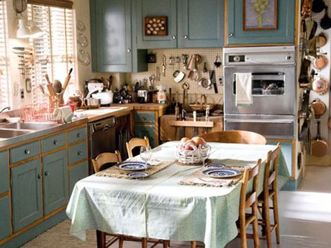 Julie and Julia The kitchen from Julie and Julia - one of my favorite movies and I adore a table in the kitchen!! Julia Child Kitchen, Nora Ephron, Blue Kitchen Cabinets, Farmhouse Kitchen Design, Julia Child, Blue Kitchens, Kids Kitchen, Eat In Kitchen, Kitchen Sets