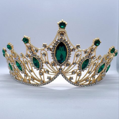 Gold And Green Crown, Gloria Wallpaper, Emerald Quince, Sweet 16 Crowns, Emerald Green Quinceanera Theme, Quince Crowns, Emerald Crown, Green Tiara, Emerald Tiara