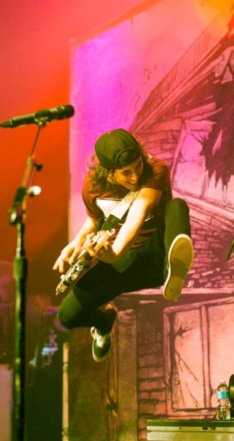 Vic Fuentes Guitar, Young Vic Fuentes, Vic Fuentes Wallpaper, Jaime Preciado, Tony Perry, Music Journal, Kellin Quinn, Concert Band, Bring Me The Horizon