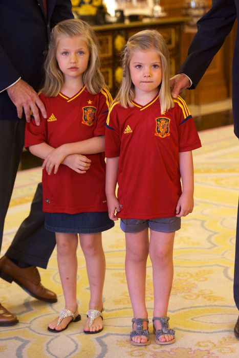 Princess Leonor And Sofia, Spain Team, Princess Sofia Of Spain, Infanta Sofia Of Spain, Leonor And Sofia, Royal Family Portrait, Princess Leonor And Infanta Sofia, Princess Sofia Of Sweden, The Fame Monster