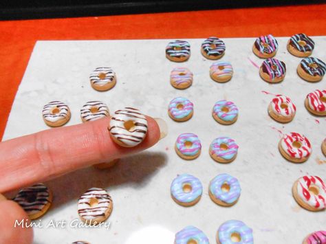 Doughnut tutorial / polymer clay donut stud earrings tutorial Polymer Clay Donut, Mini Art Gallery, Clay Donut, Tutorial Polymer Clay, Doll Clothes Tutorial, Clothes Tutorial, Ideas Clothes, Earrings Tutorial, Polymer Clay Diy