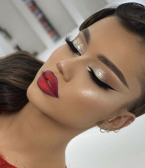 Machiaj Smokey Eyes, Maquillage Yeux Cut Crease, Red Lip Makeup, Smink Inspiration, Types Of Makeup, Glam Makeup Look, Makijaż Smokey Eye, Makeup Eye Looks, Glamour Makeup