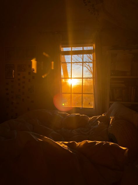 Sunrise Lighting Reference, Dim Lighting Aesthetic, Yellow Light Room, Sun Shining Through Window, Sunlit Bedroom, Warm Lighting Bedroom, Light Through Window, Warmth Aesthetic, Ambiance Aesthetic