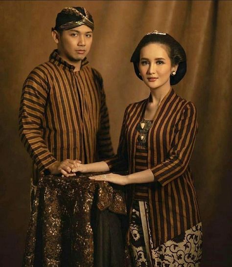 Kebaya Lurik, Pre Wedding Photoshoot Theme, Pose Prewedding, Javanese Wedding, Bridesmaid Poses, Pre Wedding Photoshoot Props, Kebaya Wedding, Kebaya Modern Dress, Adat Jawa