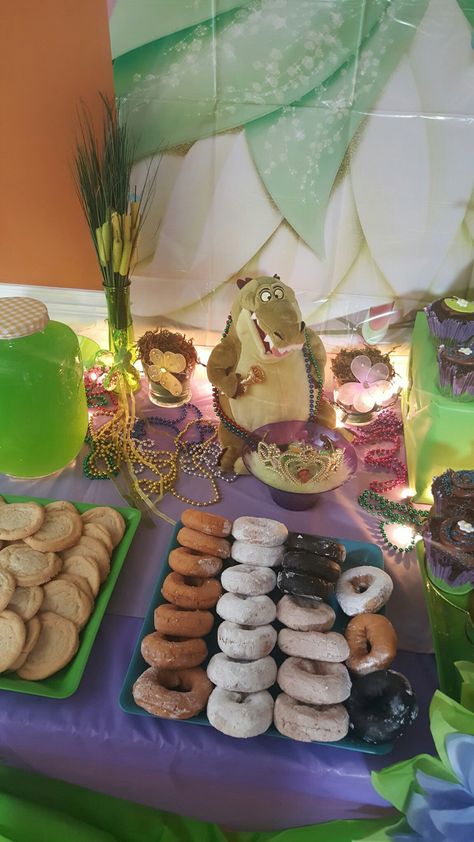 Princess Tiana Sleepover, Tiana Party Decorations, Tiana Birthday Party Food, Tiana Bday Party, Princess Tiana Tea Party, Tiana Themed Quince Center Piece, Princess And The Frog Themed Food, Princess Tiana Party Decorations, Princess And The Frog Tea Party