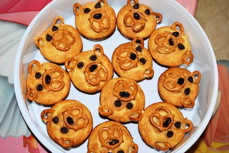 Pic I took of a snack I made last week for the preschool kids <3 Apple cinnamon muffin bears...so easy and cute! Bear Themed Food, Easy Preschool Snacks, Classroom Snacks, Preschool Cooking, Theme Snack, Animal Snacks, Mini Chef, Creative Snacks, Themed Food