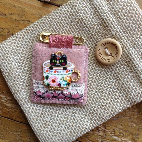 Binca Sewing, Embroidered Brooches Handmade, Brooches Handmade Fabric, Broach Making, Fabric Brooch Diy, Felt Charms, Fabric Brooches, Felt Brooches, Invisible Thread