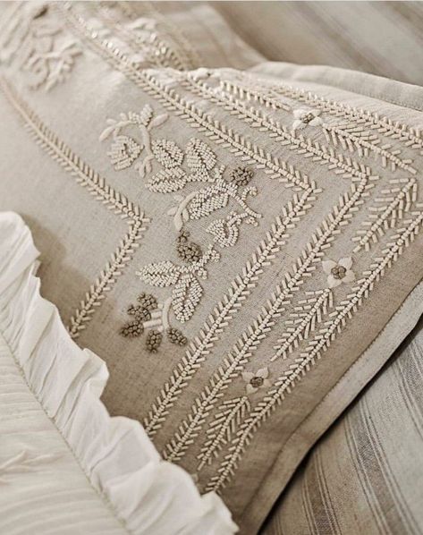 Crochet Bedsheets, Bordados Tambour, Designer Bed Sheets, Tonal Embroidery, Cottagecore Clothes, Bed Scarf, White Linen Bedding, How To Dress A Bed, Textile Pattern Design