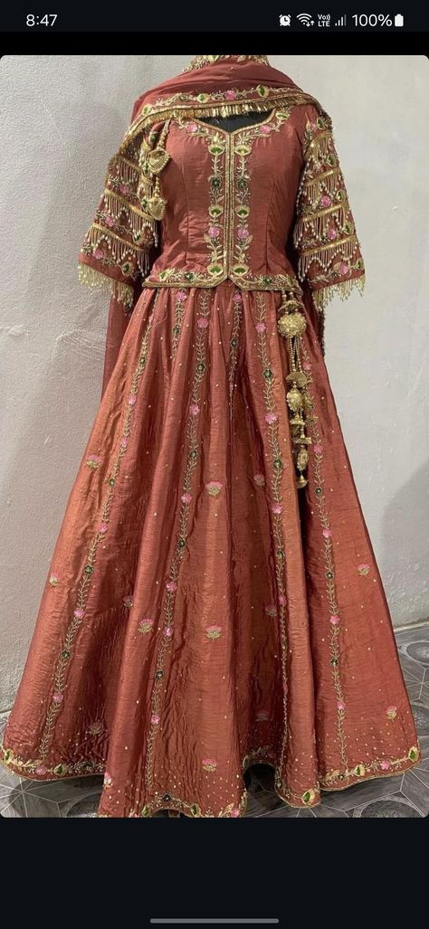 Short Kurti Lehenga Designs, Wedding Dresses Punjabi, Lehnga Suits Punjabi, Short Kurti Lehenga, Short Kurti With Lehenga, Gujarati Lehenga, Punjabi Lehenga, Simple Frock Design, Bridal Lehenga Designs