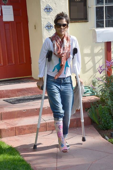 Halle Berry Broken Foot Air Cast Boot, Disabled Fashion, Air Cast, Ankle Fracture, Short Celebrities, Broken Foot, Broken Ankle, Leg Cast, Boot Fashion