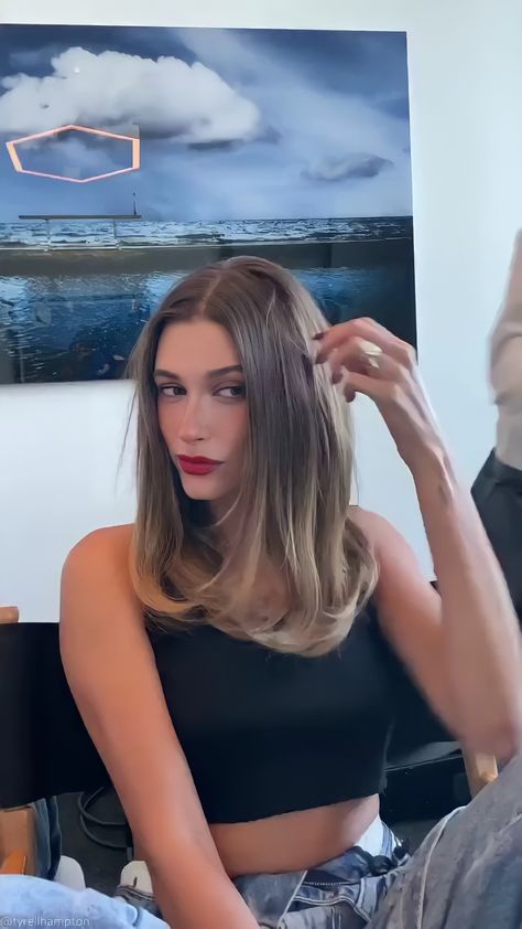 Medium Length Hair With Angles, Hailey Bieber Mid Length Hair, Haily Biber Haircuts, Hailey Bieber Haircut, Night Makeup Looks, Night Out Hairstyles, Dark Blonde Hair Color, Shoulder Hair, Makeup Aesthetic