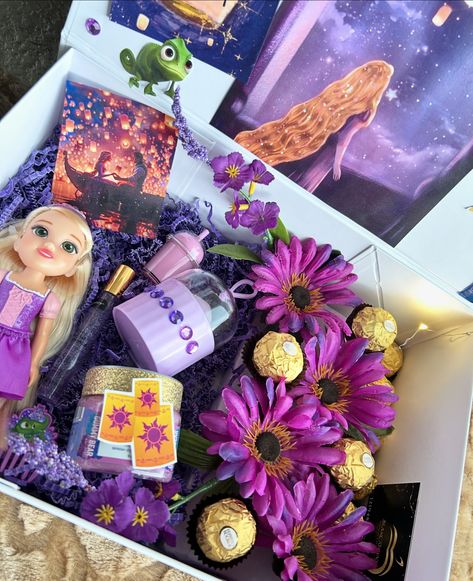 𝑩𝒐𝒙 𝒑𝒓𝒊𝒏𝒄𝒆𝒔𝒔 👑💜✨ Para mi princesa favorita 👸🏻💜 || . . Cajas personalizadas del motivo que prefieras ✨🤩 . . #fyp #boxprincess👑 #rapunzel #princesasdisney #detallespersonalizados #regalosdesdeladistancia #amor #cute #detallesqueenamoran #gift #boxsurprise #detallesunicos #orlandoflorida Tangled Gift Ideas, Quinceanera Gift Ideas, Quince Gifts, Fav Princess, Quinceanera Gifts, Themed Gift Baskets, Film Disney, Disney Rapunzel, Disney Gift