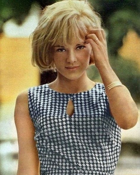 1960s Actresses, 1960s Haircut, Mod Girl 60s, Mod Haircut, French Singers, Known And Loved, Vartan Sylvie, French Pop, French New Wave