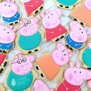 Peppa Pig cookies are making a comeback. These went out last week and I’m already making another set! Peppa Pig Cookies, Peppa Pig Party Supplies, Sweet Biscuits, Pig Cookies, Peppa Pig Party, Pig Party, Peppa Pig Birthday, Decorations Table, Party Cups