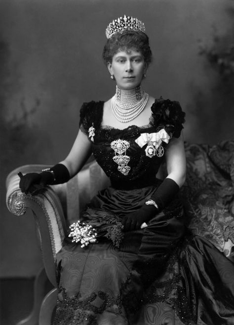 Collector or Thief? Inside Queen Mary’s Royal Collections | Vanity Fair Necklace Neckline, Mary Of Teck, Lovers Knot Tiara, King George V, Queen Alexandra, Princess Alice, Duchess Of York, Isabel Ii, Princess Mary