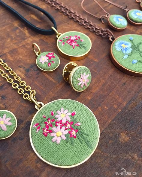 Embroidery Knots, Jewelry Video, Hand Embroidered Jewelry, Diy Fabric Jewellery, Learn Embroidery, Pola Sulam, Bead Embroidery Jewelry, Jewelry Kits, 자수 디자인