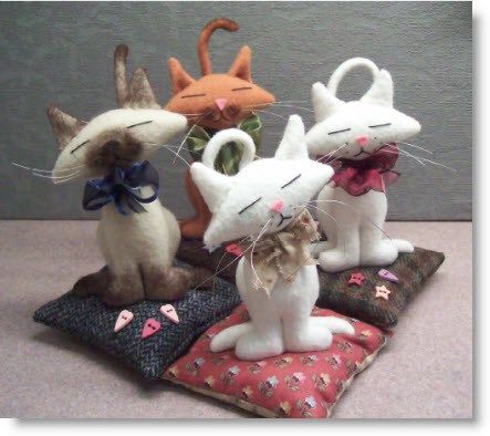 This is the cutest Kitty Kat Pincushion!  Anyone would love to receive this as a gift for any occasion.  They do not have to be sewers; we all have pins of one kind or another.  This comes from “do… Felting Crafts, Hantverk Diy, Pin Cushions Patterns, Cat Quilt, Felt Cat, Felt Patterns, Cat Crafts, Door Stop, Cat Pattern