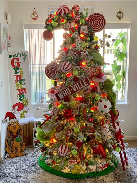 Grinchmas Decorations Diy, Grinch Decorations, Grinch Trees, Le Grinch, Grinch Christmas Party, Whoville Christmas, Grinch Christmas Tree, Grinch Christmas Decorations, Christmas Tree Decorating Themes