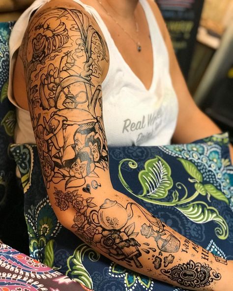 Carolyn Kopecky’s Instagram photo: “✨🎩🐰⏱🥀✨ Alice in Wonderland sleeve for @alohapineappleblonde ♥️ using references from Disney as well as @missmaelaroux 👑…” Evil Alice In Wonderland Tattoo, Alice In Wonderland Half Sleeve Tattoo, Alice In Wonderland Leg Tattoo, Alice In Wonderland Thigh Tattoo, Disney Tattoo Sleeve, Disney Tattoo Sleeves For Women, Disney Sleeve Tattoo, Alice In Wonderland Sleeve, Alice In Wonderland Tattoo Sleeve