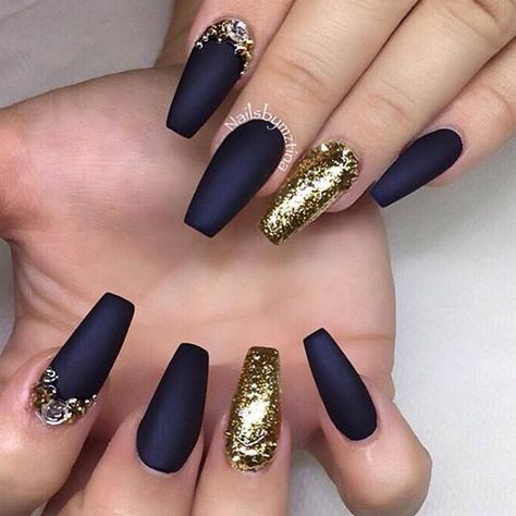 Matte black with gold Cuffin Nails, Black Gold Nails, Nails Yellow, Gold Nail Designs, Nagel Tips, Gold Nail, Acrylic Coffin, Super Nails, Long Acrylic