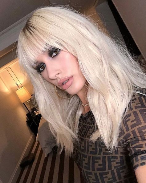 Hailey Baldwin is serving some 80's realness in her recent Instagram #HaileyBaldwin #80s #hair #bangs #smokyeye Blond Pony, Long Platinum Blonde, Hailey Rhode Baldwin, Mane Addicts, 80s Hair, Latest Hair Trends, Hair Icon, Platinum Hair, Hair With Bangs