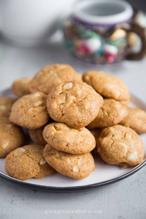 Mini Crunchy Macadamia Nut Chocolate Chip Cookies Mini Crunchy Cookies, Mini Chocolate Chip Cookies Recipe, Mini Cookie Recipe, Crunchy Cookies Recipe, Macadamia Nut Cookies Recipe, Cny Cookies, Crispy Chocolate Chip Cookies, Macadamia Cookies, Mini Chocolate Chip Cookies