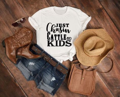 A personal favorite from my Etsy shop https://www.etsy.com/listing/595902724/just-chasing-cattle-and-kids-cowgirl Rodeo Clothes, Diy Western, Head Over Boots, Rodeo Mom, Country Fest, Country Fits, Bucking Horse, Cow Horse, Country Girl Shirts