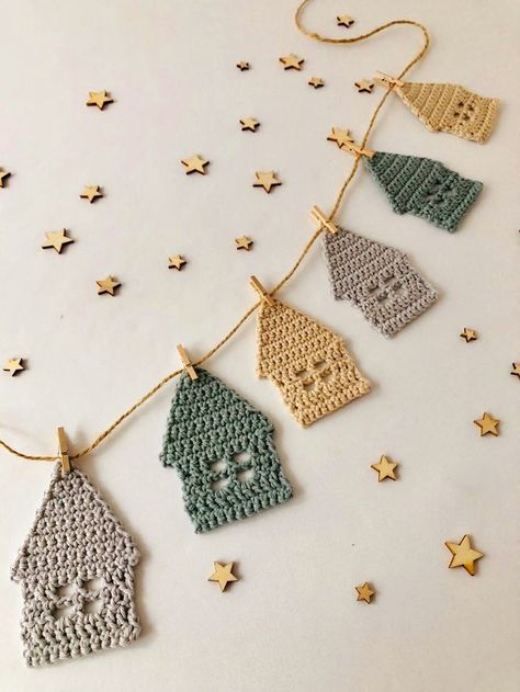 Crochet House, Home Crochet, Crochet Ornament Patterns, Crochet Bunting, Amigurumi Minta, Crochet Garland, Crochet Xmas, Crochet Christmas Decorations, Crochet Ornaments