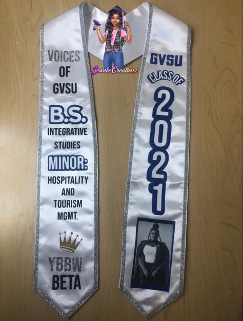 White stole w. Silver glitter trim & black, royal blue, white, & a hint of gold accents. Stole Designs Graduation, Grad Stole Ideas, Grad Stole, Stole Ideas, Graduation Goals, Grad Stoles, Custom Graduation Stole, College Grad Pictures, Graduation Attire