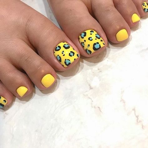 Vibrant Summer Yellow Toe Nails: Pastel, Neon & Gel Trends Pedicure Ideas Summer Yellow, Yellow Pedicure Toenails Art Designs, Pastel Yellow Toe Nails, Pedicure Ideas Yellow, Yellow Pedicure Ideas, Yellow Toe Nail Designs, Yellow Pedicure, Chrome Toes, Pedicure Aesthetic