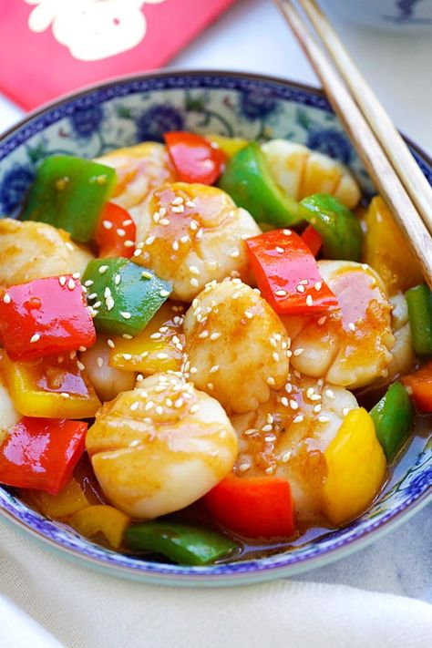 Szechuan Scallops - juicy and succulent scallops stir fry with fiery Szechuan sauce. So good and best served with rice | rasamalaysia.com Szechuan Recipes, Honey Lemon Chicken, Scallop Recipes, Keto Food, Asian Flavors, Easy Delicious Recipes, Asian Cooking, Asian Dishes, Easy Delicious