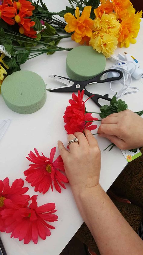 10 Minute Floral Centerpiece With Dollar Tree #ad #dollartree Family Reunion Centerpieces, Diy Dollar Tree Centerpieces, Reunion Centerpieces, Flower Centerpieces Diy, Dollar Tree Flowers, Dollar Tree Centerpieces, Diy Centerpiece, All Ideas, Tree Centerpieces