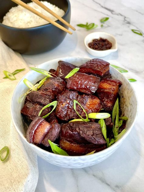 Hong Shao Rou, Red Braised Pork, Braised Ribs, Vietnamese Beef Stew, Braising Recipes, Pork Bites, Glazed Ribs, Sticky Pork, Braised Pork Belly