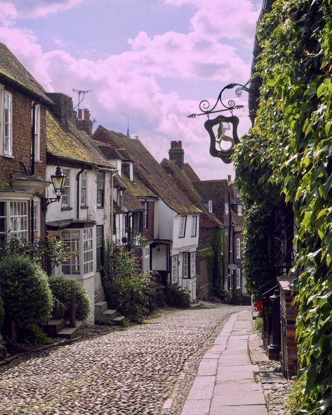 Things to Do in Rye. A Quick Guide to the Prettiest Town in East Sussex. Vila Medieval, New England Aesthetic, England Aesthetic, South East England, Living In England, Italy Photography, Italy Aesthetic, East Sussex, Quick Guide