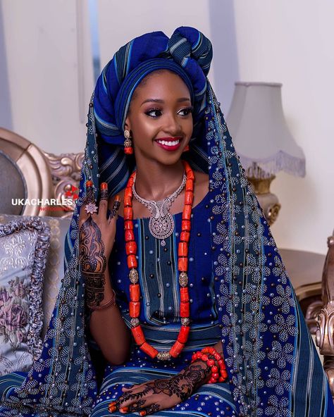 This Bold Fulani Beauty Look is for the Bride Bringing a 💯 Slay Game Fulani Dress Styles, Fulani Bride Nigerian Weddings, Fulani Wedding Dress, Fulani Wedding, Hausa Bride, Muslim Wedding Gown, Nigerian Bride, African Traditional Wedding Dress, Wedding Lookbook