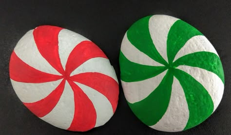 Candy Painted Rocks, Christmas Rock Painting, Colored Rocks, 4h Projects, Diy Engraving, Christmas Pebble Art, Christmas Rocks, Christmas Peppermint, Christmas Mandala