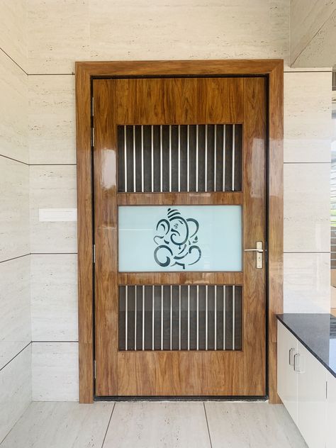 Front Safety Door Design Indian, Safety Door Wooden Design, Flat Main Entrance Design, Flat Safety Door Design, Wooden Grill Door Design, Main Jali Door Design Modern Wooden, Safty Door Wooden Design, Mdf Jali Door Design Modern, Wooden Safety Door Design