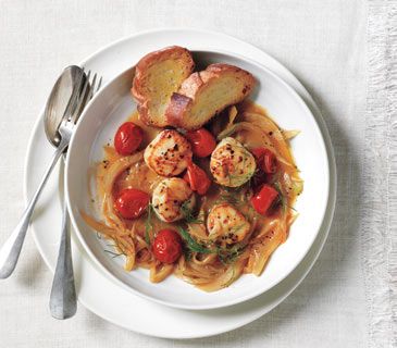 Seared Scallops With Fennel and Cherry Tomatoes Burst Cherry Tomatoes, Easy Scallop Recipes, Pretty Dinner, Butter Scallops, Coquille St Jacques, Dinners Recipes, Seared Scallops, Easy Meal Ideas, Weeknight Dinner Recipes Easy